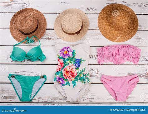 Sistema Y Sombreros Elegantes Del Bikini Imagen De Archivo Imagen De Traje Sunbath