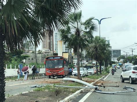 Carro Sai Da Pista Derruba Postes E Colide Contra O Muro Do Comando