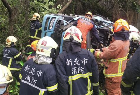 快訊 國道3號中和交流道匝道車禍 水泥預拌車翻覆女駕駛傷重不治 中天新聞網