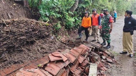 Pasca Hujan Lebat Sepanjang Malam Di Kabupaten Trenggalek Longsor