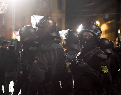 Police Officers In Riot Gear Cologne Sex Attacks And Robberies Pictures Pics Uk