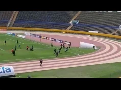 Ins Lito Fan Ticos Del Deportivo Quito Invaden La Cancha Del Atahualpa