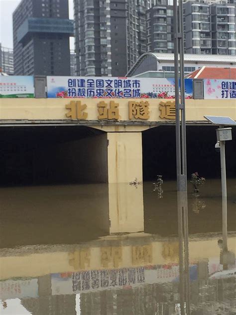 昆明暴雨隧道内警车被没顶 有市民爬车呼救昆明隧道暴雨新浪新闻