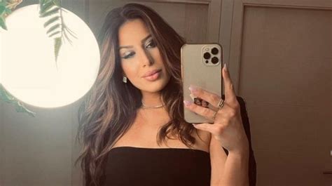 AU KAKVA BOMBA Ena Popov se skinula u bikini pa prošetala plažom na Maldivima Pašće vam