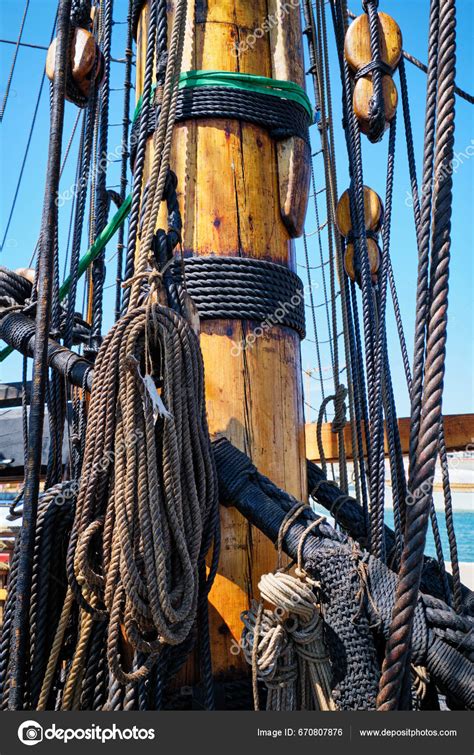 1800 Sailing Ship Mast