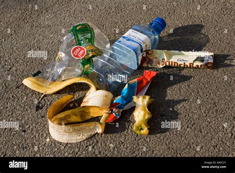 Verworfen Picknick Wurf Und Kunststoffverpackungen M Ll Abgeladen Auf