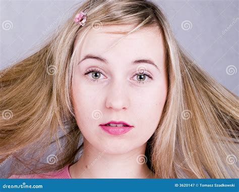 Blonde Portret Van De Haar Jonge Vrouw Stock Afbeelding Image Of Ogen Vrouwen