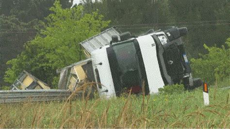 Si Ribalta Un Camion Che Trasporta Polli