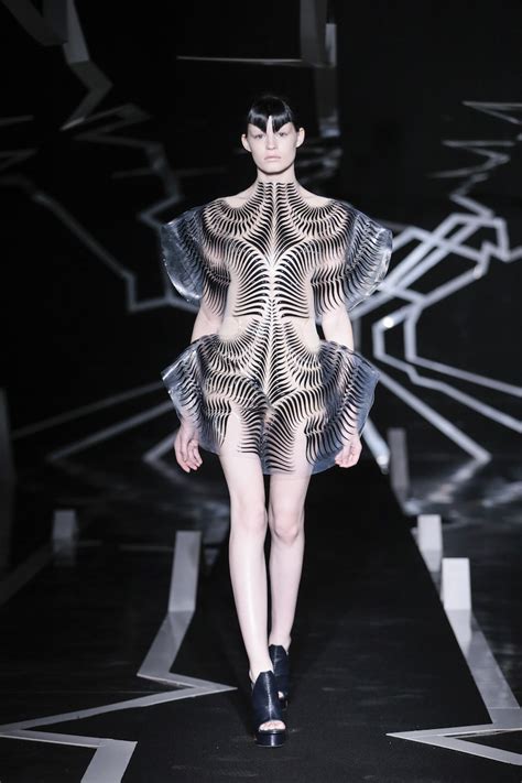Iris Van Herpen Haute Couture Catwalk Show Ss2017 Team Peter Stigter