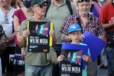 Warszawa Przed sejmem odbyła się manifestacja w obronie TVN Polska