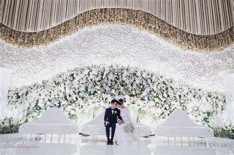 10 Ide Dekorasi Wedding Bertema Floral Bikin Suasana Makin Romantis