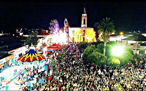 Cinco J Venes Buscan La Corona De La Feria De La Manzana En