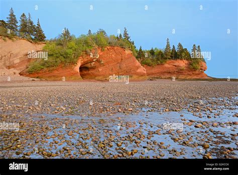 Sea Caves In Red Cliffs Along The Bay Of Fundy St Martins New Stock