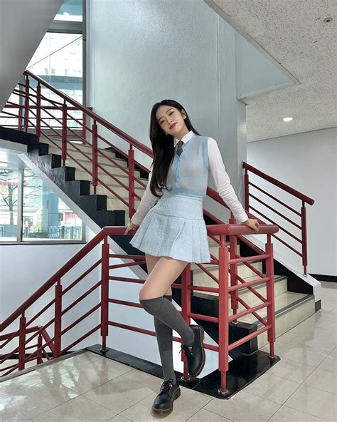 12 Inspirasi Padu Padan Mini Skirt Ala Yujin IVE