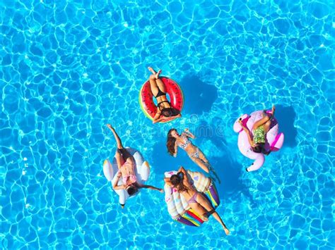 Antena De Bonitas Chicas Calientes En La Piscina Bikini En Flotantes Vista Superior Desde