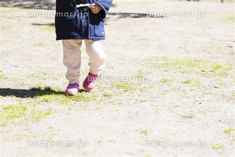 公園を歩く女の子の写真素材 [109302210] イメージマート