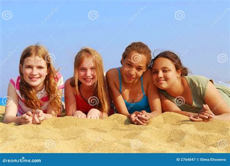 Filles Sur La Plage Image Stock Image Du Groupe Verticale 2764047