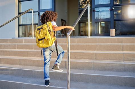 Educación de regreso a la escuela y estudiante en la mañana listo para