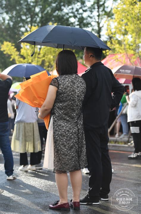 吉镜头丨高考首日考试结束 家长手持鲜花守候 中国吉林网