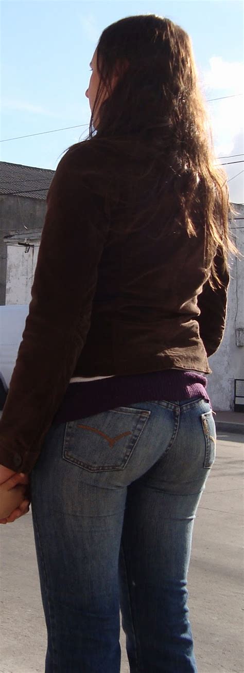 Candid Bubble Butt Jeans