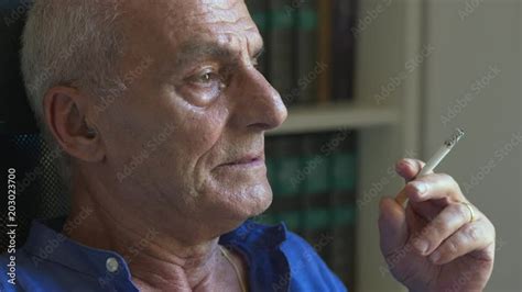 Sad Depressed Old Man Man Smoking Cigarette And Thinking Vídeo Do Stock