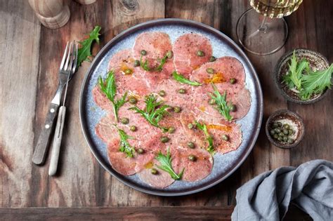 Carpaccio De Ternera Marmolada Con R Cula Y Alcaparras En Plato Gris