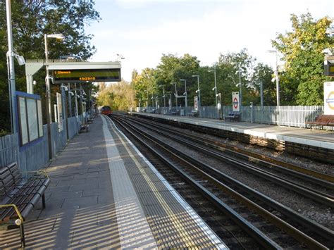 Canons Park Underground Station © Marathon Cc By Sa20 Geograph