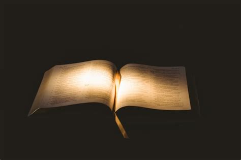 Luz Que Brilla En La Biblia Abierta Foto Premium