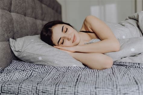 Joven Mujer Durmiendo Hermosa Joven Sonriente Mujer Durmiendo En La Cama Foto Gratis