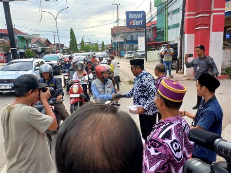 Kasmidi Dan HIKMA Kutim Turun Ke Jalan Berbagi Takjil Ini Bagian Dari