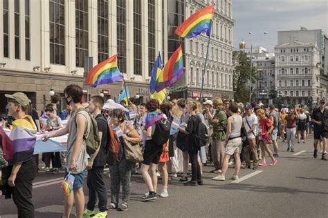 基辅，乌克兰2019年6月23日 每年骄傲游行lgbt 与彩虹颜色和旗子的同性恋自豪日游行 编辑类照片 图片 包括有 彩虹 庆祝 151433151