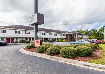 Pet Friendly Hotels in Brunswick, Georgia accepting Dogs and Cats