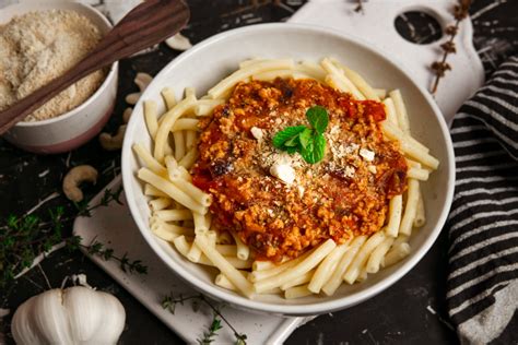 Makkaroni mit Soja-Bolognese und frischen Tomaten | UMAMI