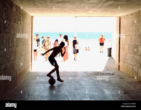 Silueta De Un Niño Que Jugaba Al Fútbol Con La Playa Al Fondo