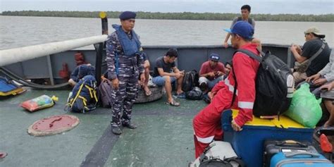 Tni Al Bantu Evakuasi Abk Kapal Tenggelam Di Perairan Muara Sungsang