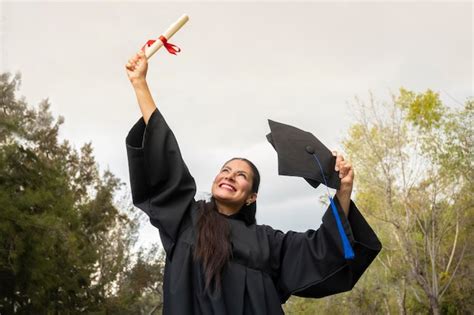 Mulher Latina Comemorando Sua Formatura Ao Ar Livre Foto Premium