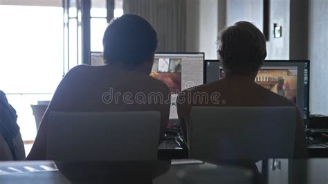 Dos Amigos Gay De Los Hombres Jovenes Con El Pecho Desnudo En Casa Que Comparte La Información Y