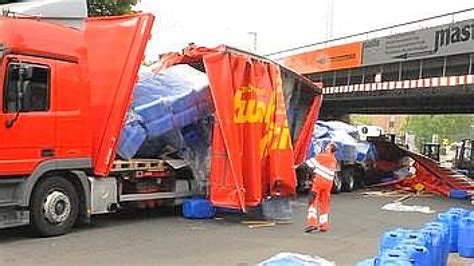 Laster bleibt unter Brücke hängen