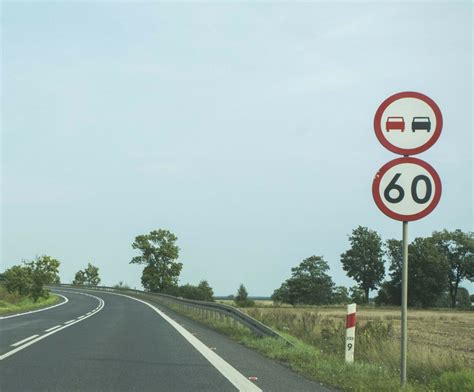 Zakaz wyprzedzania kiedy obowiązuje a kiedy nie Motoryzacja w