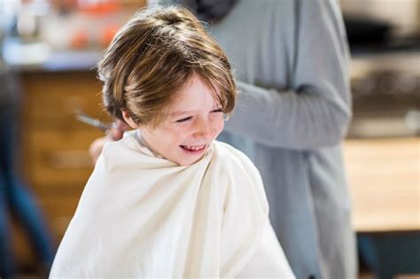 Un Gar On De Six Ans Se Fait Couper Les Cheveux La Maison Par Sa M Re