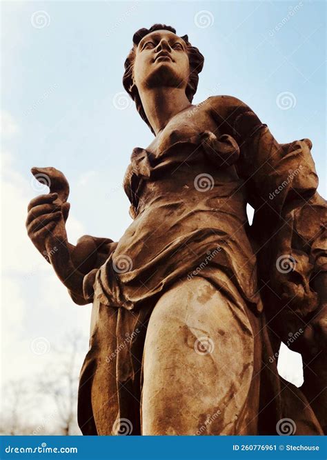 Statue D'une Femme Tenant Un Serpent Dans La Poland Warszawa Polska De