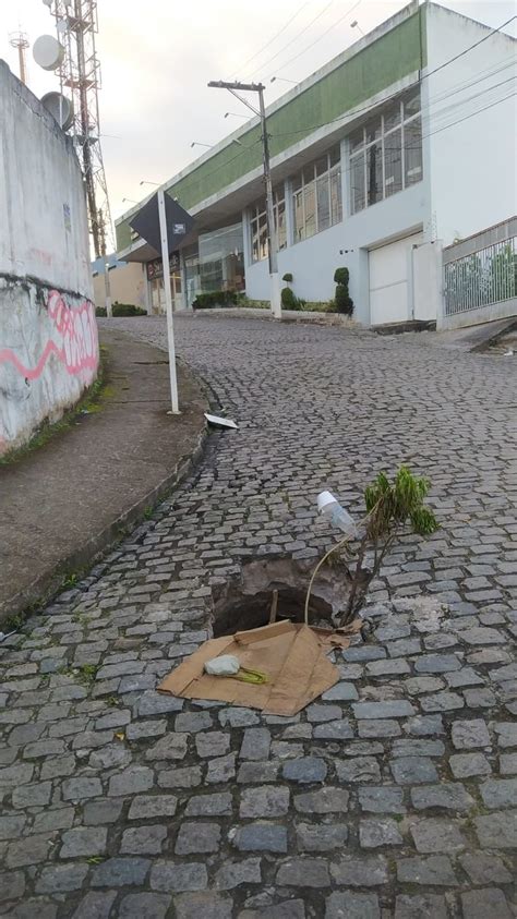 Saj Descarte Irregular De Lixo E Buraco Na Rua Causa Transtorno Aos