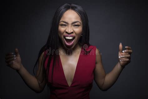 Retrato De Una Mujer Afroamericana Negra Que Grita Imagen De Archivo