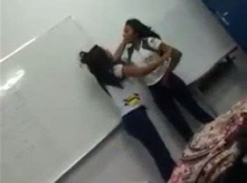 Vídeo mostra alunas brigando em sala de aula estilete Cidadeverde