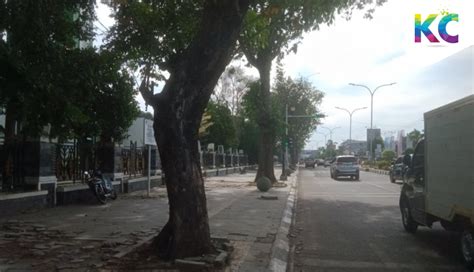 Jalur Pedestrian Di Karawang Rusak Tak Terawat Pemkab Dianggap Cuma