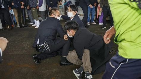 Japón Primer Ministro Fue Evacuado Tras La Explosión De Una Bomba De Humo Durante Un Acto