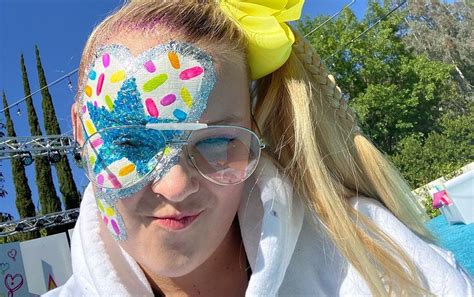 Who Is JoJo Siwa Dating Now Details On Her Sexuality And Girlfriend