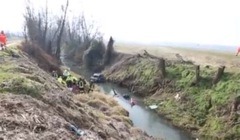 Zeme Finisce Con L Auto In Un Canale Pieno D Acqua Enne In Ospedale