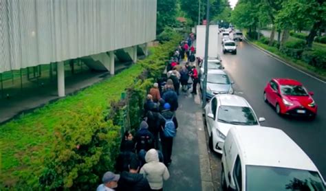 Pensionati Ridotti Alla Fame A Milano Tantissimi In Fila Alla Mensa