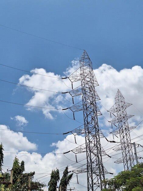 Une Ligne électrique Avec Les Mots Power Dans Le Ciel Photo Premium